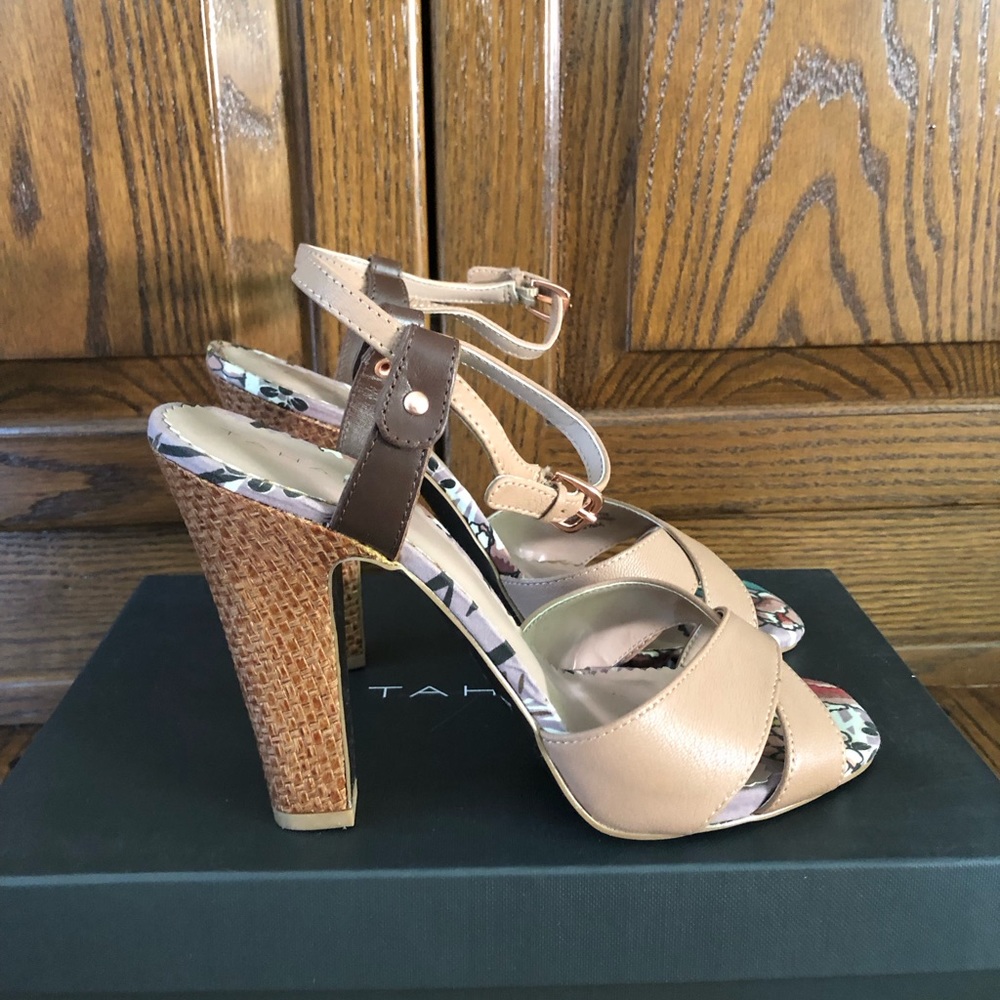 Tahari Daphne Sandal - Size 8.5